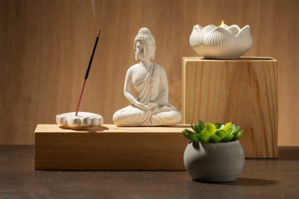 Vue de la statuette de bouddha avec de l encens